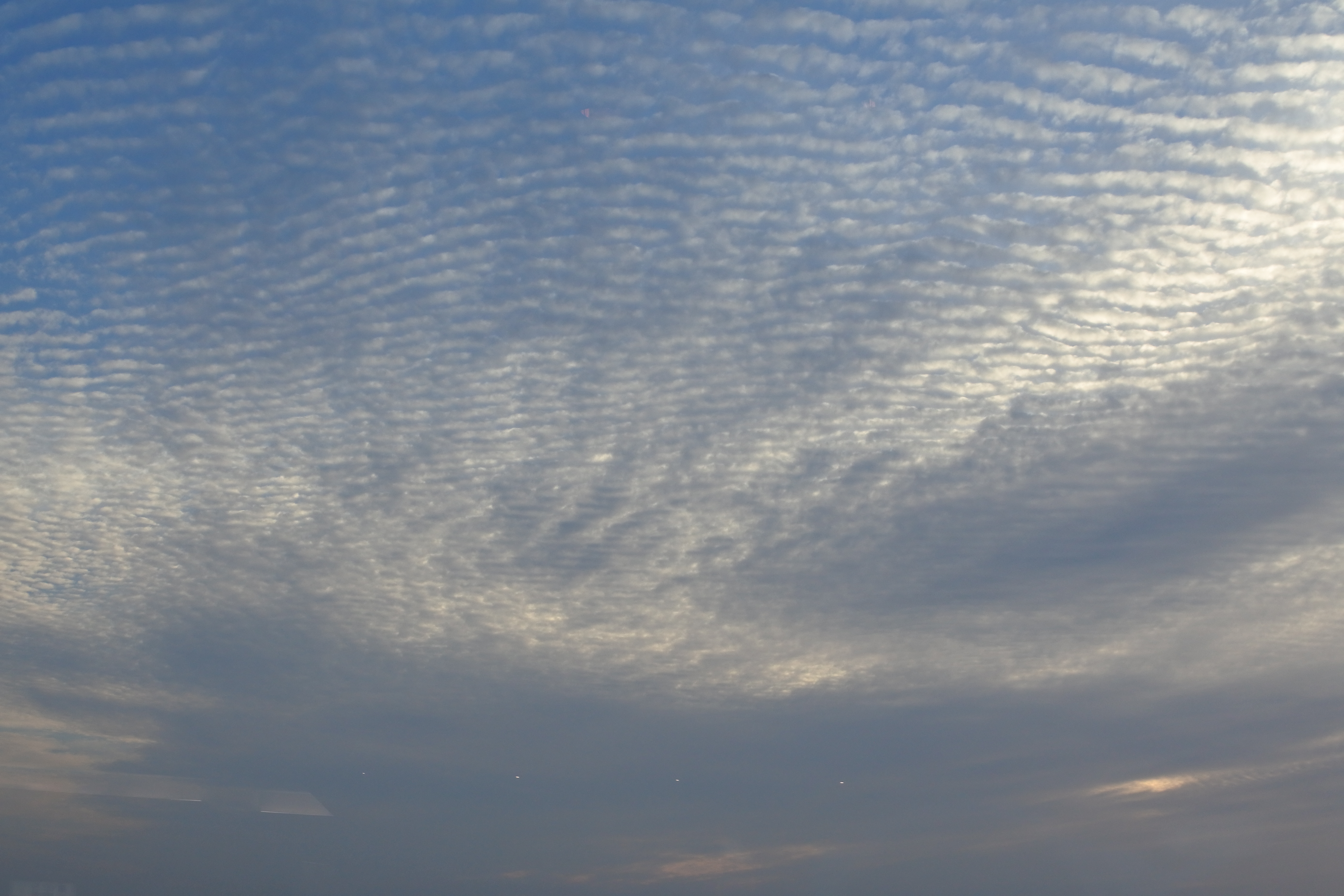 不思議な雲と空の画像詳細